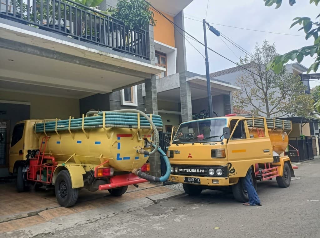 Pelayanan sedot limbah di lokasi usaha dan rumah makan.